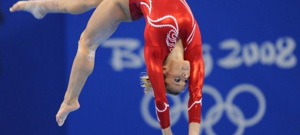 九游娱乐网页-东方双雄会，曼城足球旋风席卷日本，萨卡F1揭幕战演绎速度传奇