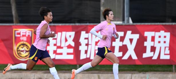 9you娱乐-迎难而上：女足比赛球员征服困难