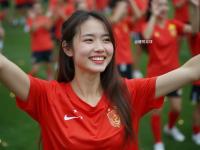 九游体育-中国女足球员表现出色，获得最佳射手奖