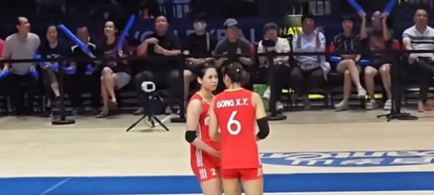 九游娱乐网页-队员们在场上相互配合，攻守兼顾