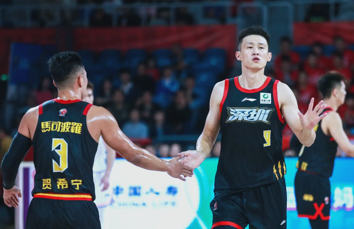 外援球员受伤，球队临时换人备战前线