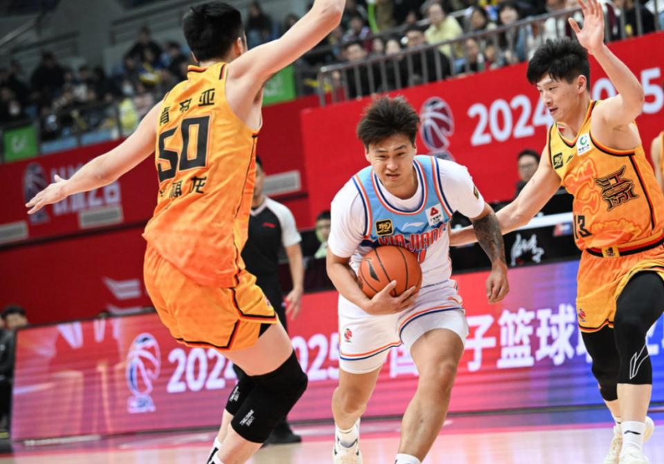 关于争夺季后赛名额，各队实力争锋的信息