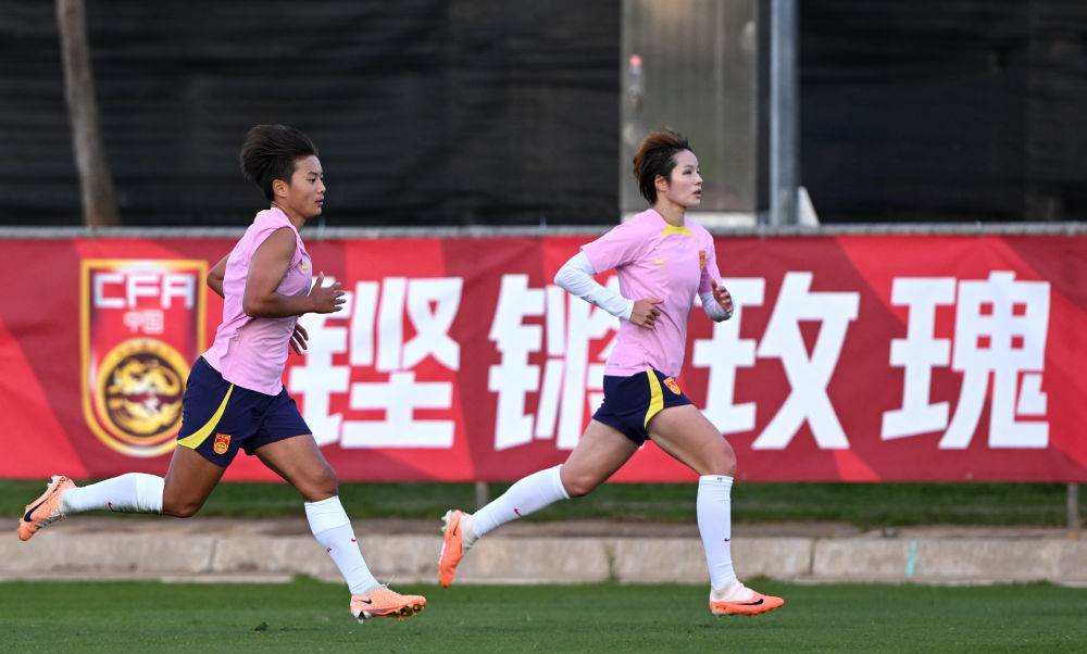 迎难而上：女足比赛球员征服困难
