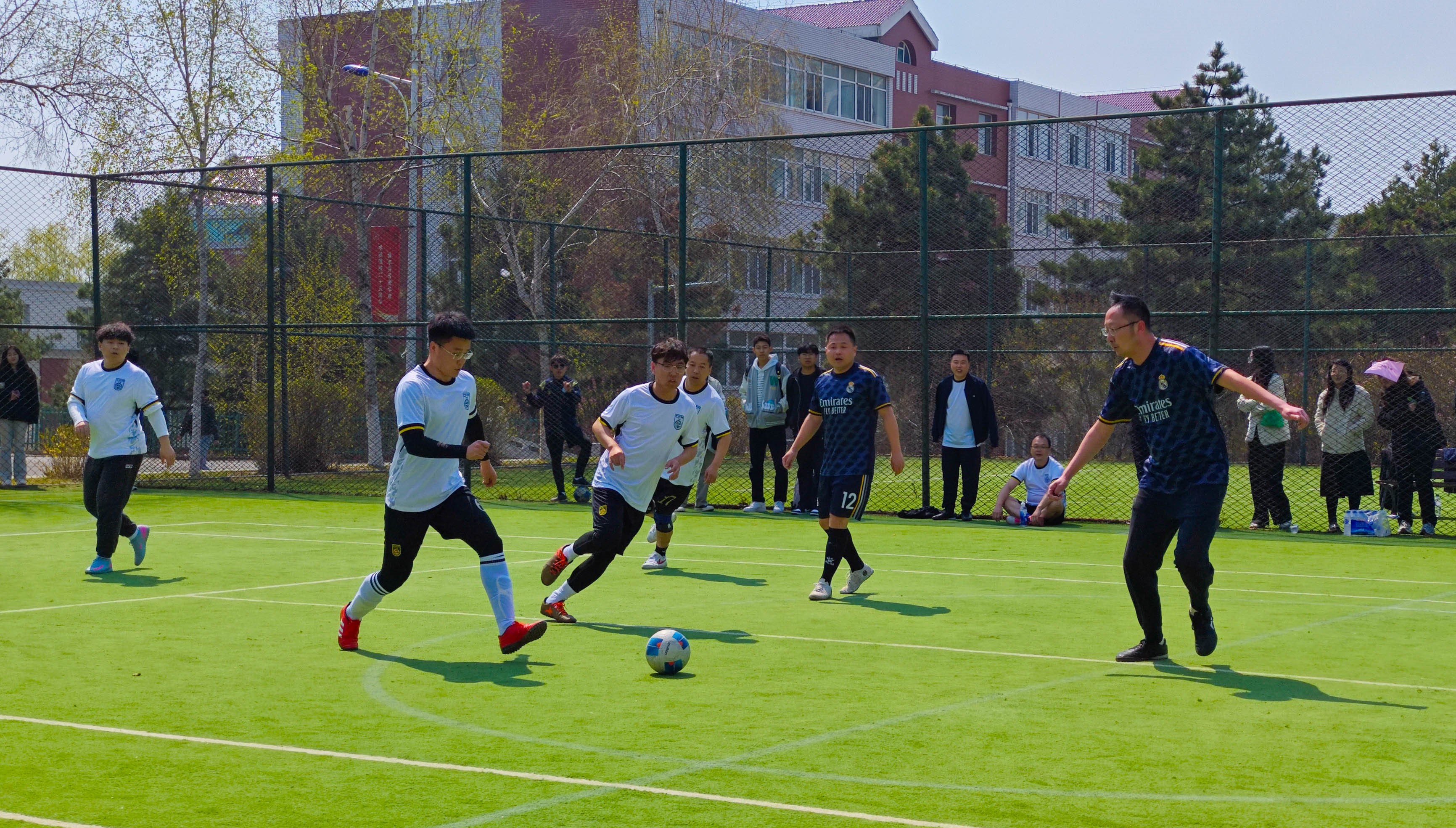 国内足球联赛激烈角逐,球员技术展现魅力 国内足球联赛激烈角逐,球员技术展现魅力