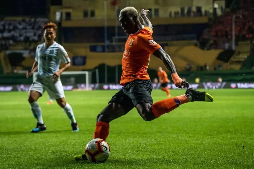 广州富力客场挑战武汉卓尔,打响争冠第一枪 广州富力客场挑战武汉卓尔,打响争冠第一枪