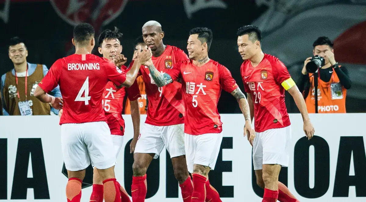 广州球队备战下一轮比赛，士气昂扬