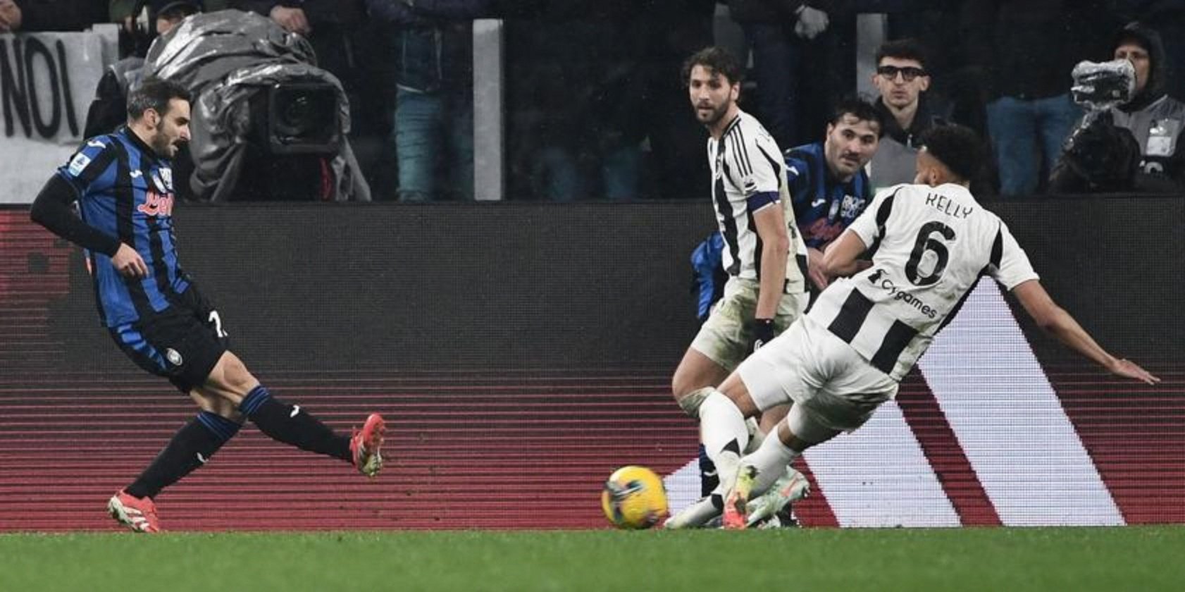 尤文图斯门将受伤，悬念增加