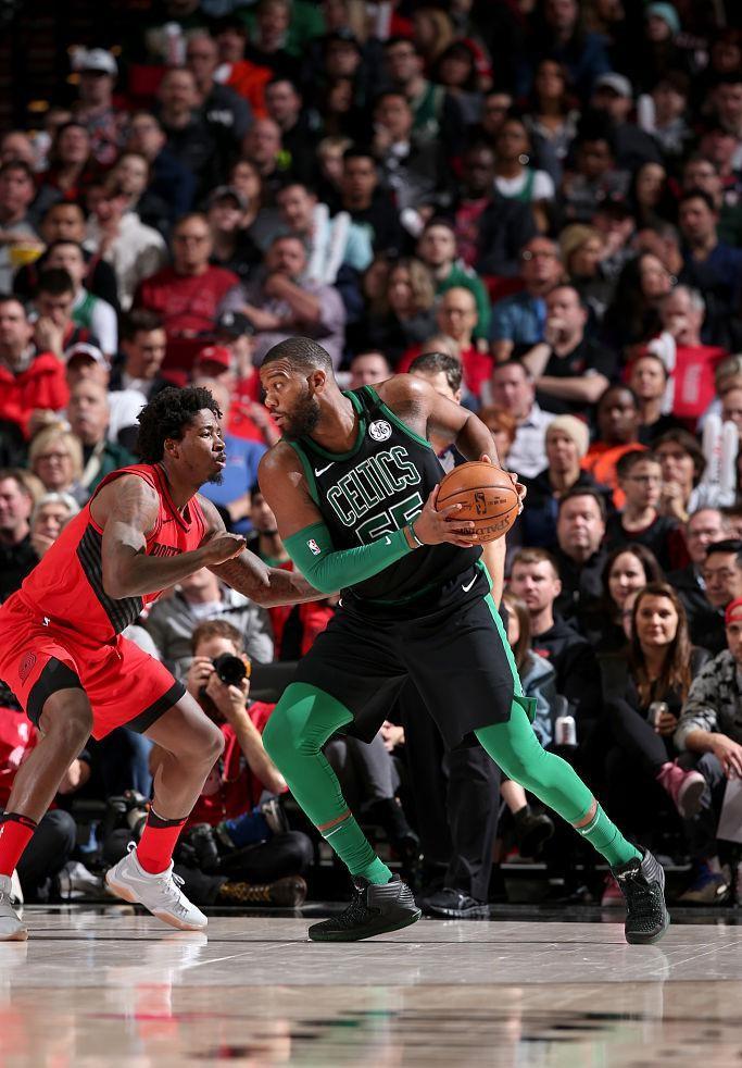 公鹿全面崩溃，季后赛前景黯淡