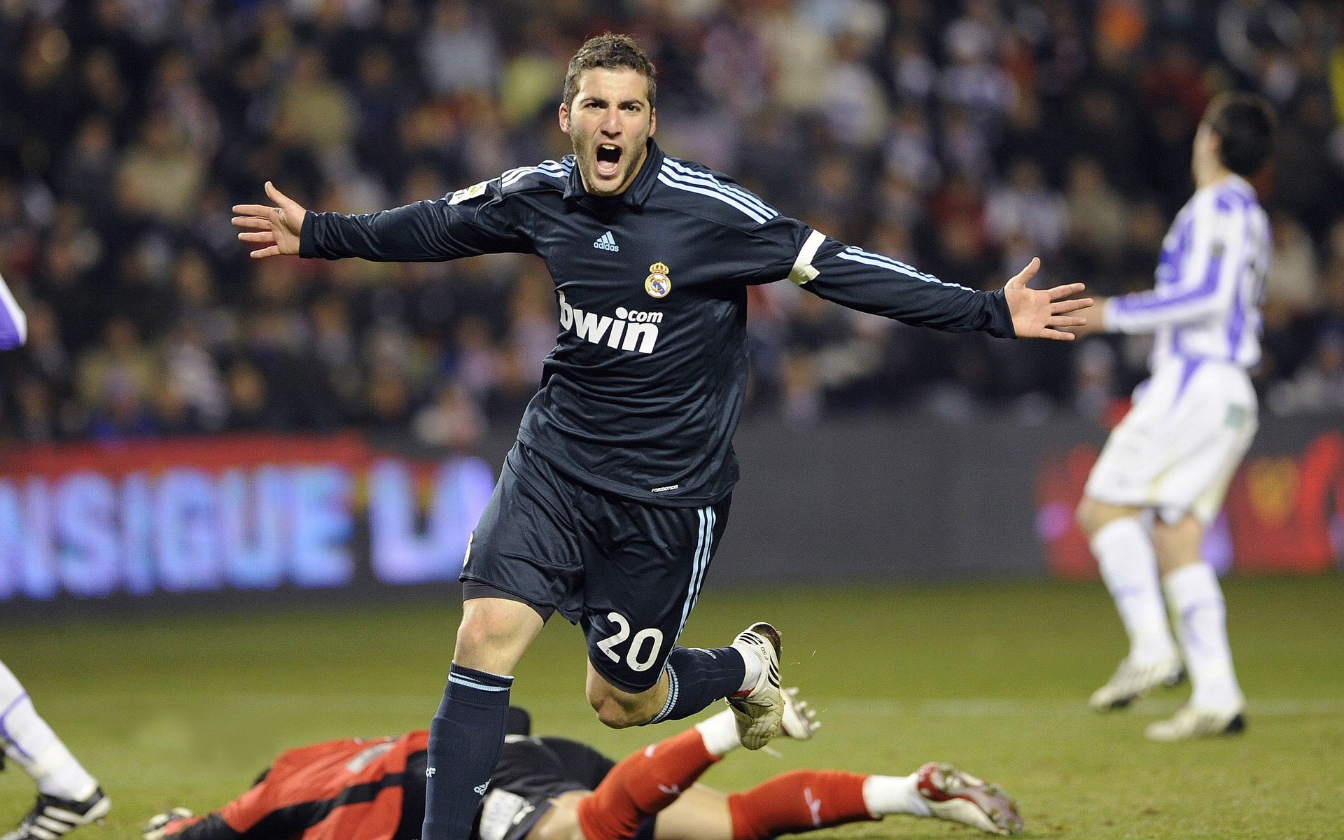 欧冠淘汰赛之夜，字母哥绿茵场跨界惊艳四座